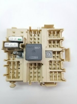 2003-2006 Chevrolet Tahoe Cabin Fuse Box (Used OEM)