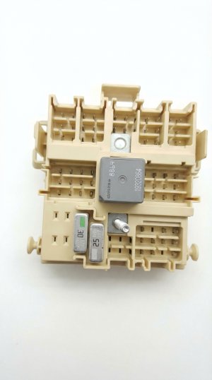 2003-2006 Chevrolet Tahoe Cabin Fuse Box (Used OEM)