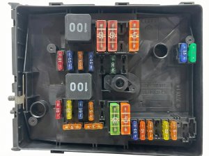 2009-2011 Volkswagen Tiguan Engine Fuse Box (Used OEM)
