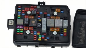 2021-2022 GMC Sierra 2500 HD Engine Bay Fuse Box (Used OEM)