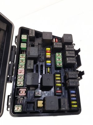2004-2006 Chrysler Pacifica Fuse Box (Used OEM)