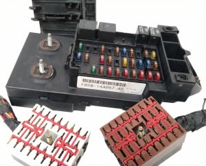 1998 Lincoln Navigator Engine Fuse Box (Used OEM)