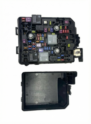 2021-2025 Chevrolet Trailblazer Underhood Engine Fuse Box Assembly (Used OEM)
