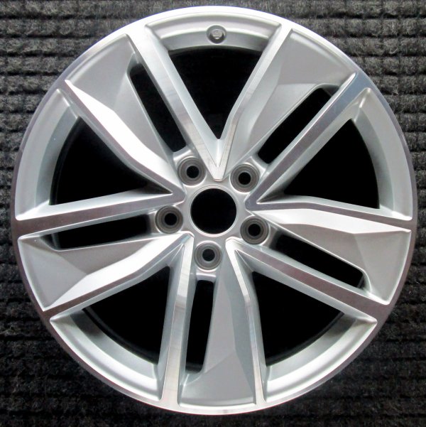 OEM Machined w/ Charcoal Pockets Alloy Wheel for 2017, 2018 Audi Q3