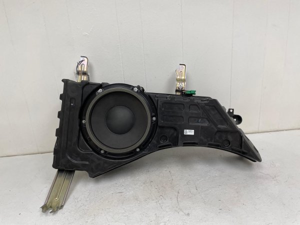 2018, 2019, 2020, 2021, 2022, 2023, 2024 Lincoln Navigator Subwoofer Speaker Enclosed Assembly - Rear (OEM)