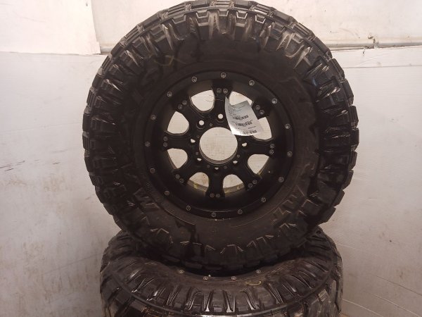 2009, 2010 Hummer H3T LT285/75R16 Maxxis Razr MT Tire (OEM)
